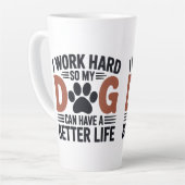 私は懸命を働くので、私の犬はより良く暮らす – 恋人 カフェラテマグ (左アングル)