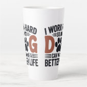 私は懸命を働くので、私の犬はより良く暮らす – 恋人 カフェラテマグ (正面)