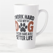 私は懸命を働くので、私の犬はより良く暮らす – 恋人 カフェラテマグ (右)