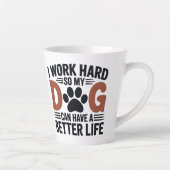 私は懸命を働くので、私の犬はより良く暮らす – 恋人 カフェラテマグ (右)