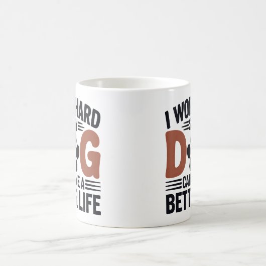 私は懸命を働くので、私の犬はより良く暮らす – 恋人 コーヒーマグカップ (中央)
