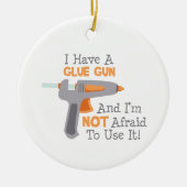 私は接着剤銃を持っている セラミックオーナメント (正面)