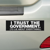 私は政府のバンパーステッカーを信頼します バンパーステッカー (車上)