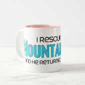 私は救助しました山の野良犬(オス犬)を ツートーンマグカップ (正面左)