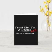 私は教育博士号を取得した カード (黄色い花)