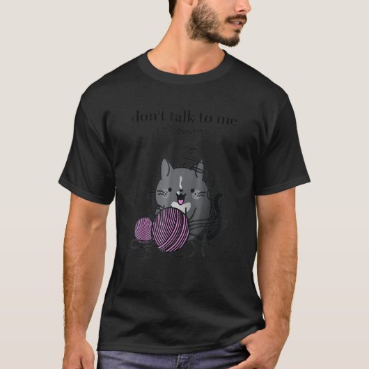 私は数を数えている 編み物猫 ニット 猫 Tシャツ (正面)