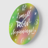 私は新しい始めの陽気な引用文のカラフルをかぎます ラージ壁時計 (傾斜)