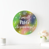 私は新しい始めの陽気な引用文のカラフルをかぎます ラージ壁時計 (ホーム)