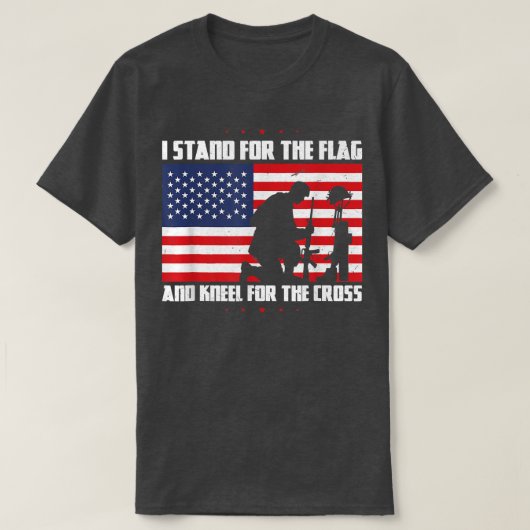 私は旗のために立ち、クロスUsa Fのために膝立ちする Tシャツ (デザイン正面)