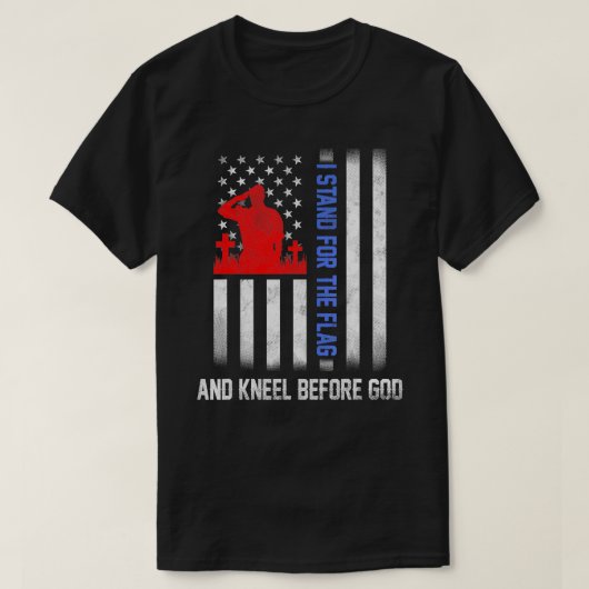私は旗のために立ち、神の米国旗の前にひざまずく Tシャツ (デザイン正面)