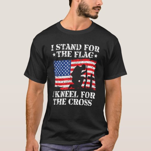 私は旗の前に立ち、十字架の前に跪く ベテラン Tシャツ (正面)
