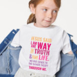 私は明るい色のウェイキッズTシャツ Tシャツ<br><div class="desc">ヨハネ14:6の聖書の聖句を持つキリスト教のTシャツイエスは彼に言った、「わたしは道であり、真理であり、いのちである。私を通し来てしか父に対して誰も出来ない」詩はオレンジ色の赤とピンクの色で、ミックス書道とミニマリストのタイポグラフィ。このトレンディーモダン、信仰のデザインは完璧な贈り物とファッション声明である。#christian #religion #scripture #faith #bible #jesus</div>