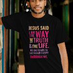 私は明るい色のTシャツ Tシャツ<br><div class="desc">ヨハネ14:6の聖書の聖句を持つキリスト教のTシャツイエスは彼に言った、「わたしは道であり、真理であり、いのちである。私を通し来てしか父に対して誰も出来ない」詩はオレンジ色の赤とピンクの色で、ミックス書道とミニマリストのタイポグラフィ。このトレンディーモダン、信仰のデザインは完璧な贈り物とファッション声明である。#christian #religion #scripture #faith #bible #jesus</div>