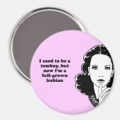 私は昔はおてんば娘だったが、今は完全に成長したレズだ マグネット (正面/裏面)