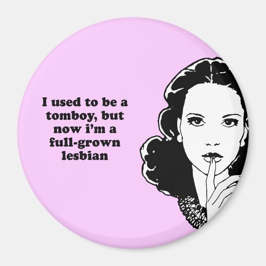 私は昔はおてんば娘だったが、今は完全に成長したレズだ マグネット (正面)