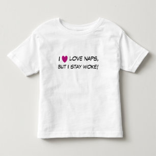 私は昼寝を愛しますが、目覚めましたとどまります! 波立たせられた幼児 トドラーTシャツ