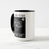 私は普通に見えるかもしれないが、夜勤をしている マグカップ (正面左)
