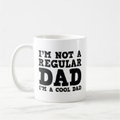 私は普通のパパではないカッコいいパパ コーヒーマグカップ (左)