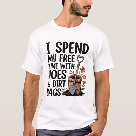 私は暇な時間をホーと土まみれの袋と過ごします 面白い Tシャツ (正面)