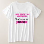 私は更年期と自己認識します。私の代名詞: 試して/私 プラスサイズTシャツ (デザイン裏面)