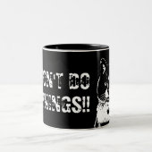 私は朝は休む!!ネコイラストレーション ツートーンマグカップ (中央)