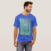 私は木々の森のキャンプのハイキングの中で家にいる Tシャツ (正面フル)