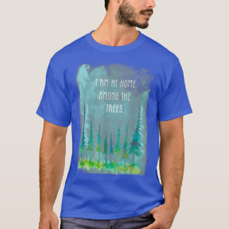 私は木々の森のキャンプのハイキングの中で家にいる Tシャツ