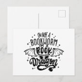 私は本の虫ではない私は本のドラゴンのファンタジー本だ ポストカード (正面/裏面)