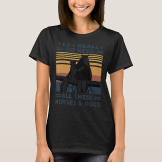私は本当にこれだけの馬と犬を飼う必要があるの Tシャツ