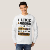 私は本&コーヒーと多分3人のTシャツが好き Tシャツ (正面フル)