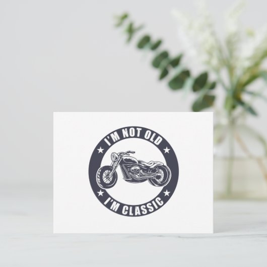私は歳ではない私はオートバイクラシックのおもしろい誕生日 ポストカード (スタンド正面)