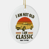 私は歳ではない私はレトロ車のおもしろいデザイン セラミックオーナメント (右)