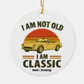 私は歳ではない私はレトロ車のおもしろいデザイン セラミックオーナメント (正面)