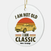 私は歳ではない私はレトロ車のおもしろいデザイン セラミックオーナメント (左)