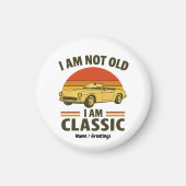 私は歳ではない私はレトロ車のおもしろいデザイン マグネット (正面)