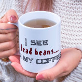 私は死んだ豆の白ハロウィーンコーヒーマグを見る コーヒーマグカップ