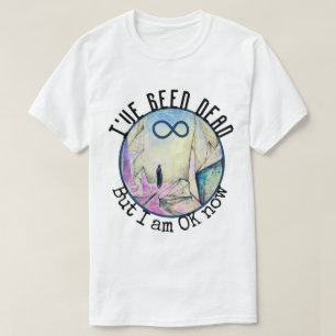 私は死んでいるが、私は今OK生まれ変わり幽霊 Tシャツ