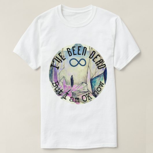 私は死んでいるが、私は今OK生まれ変わり幽霊 Tシャツ (デザイン正面)