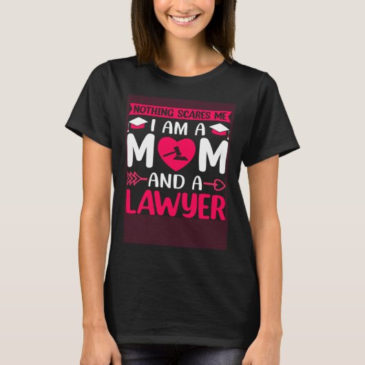 私は母であり弁護士である私は何も怖くない Tシャツ (正面)