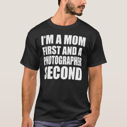 私は母で写真家のグラフィカル文字 Tシャツ (正面)
