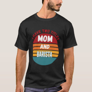 私は母とバリスタの2つのタイトルを持っている Tシャツ