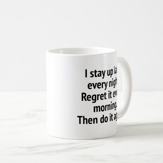 私は毎晩遅くまで起きている。毎朝それを後悔する コーヒーマグカップ (正面右)