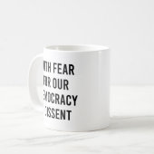 私は民主主義に対する恐怖を抱いて反対する コーヒーマグカップ (正面左)
