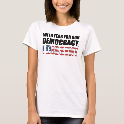 私は民主主義に対する恐怖を抱いて反対する Tシャツ (正面)