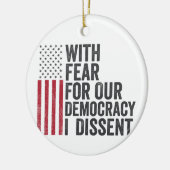 私は民主主義に対する恐怖を持ってアメリカ人に反対する セラミックオーナメント (左)