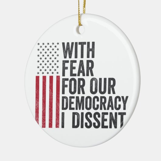 私は民主主義に対する恐怖を持ってアメリカ人に反対する セラミックオーナメント (左)