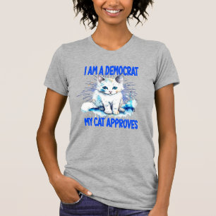 私は民主党員です - 猫も認めてます Tシャツ