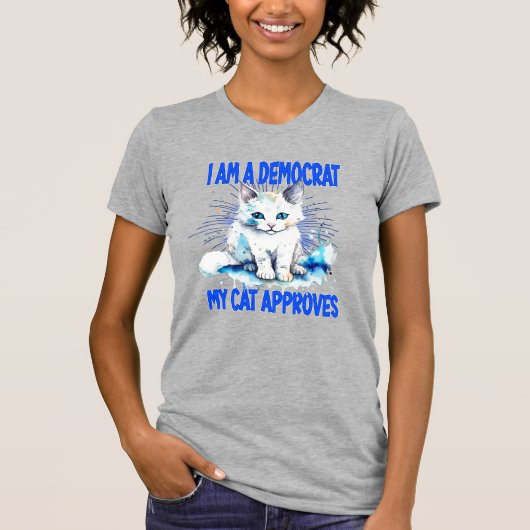 私は民主党員です - 猫も認めてます Tシャツ (正面)