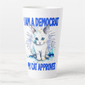私は民主党員で、私の猫は賛成だ カフェラテマグ (正面)