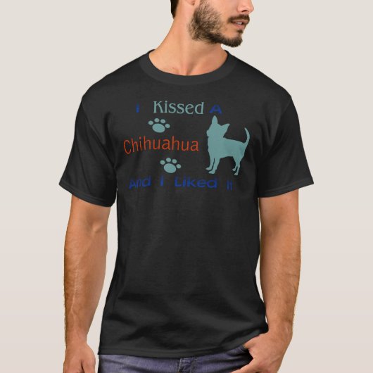 私は気に入ったチワワ&アンプにキスした Tシャツ (正面)